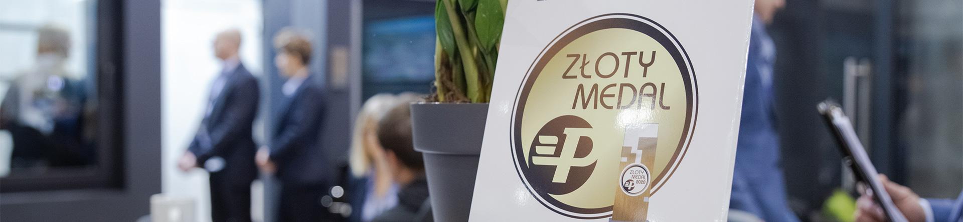 SCHICK UND ELEGANZ WÄHREND DER MESSE BUDMA AM STAND DER FIRMA HENSFORT