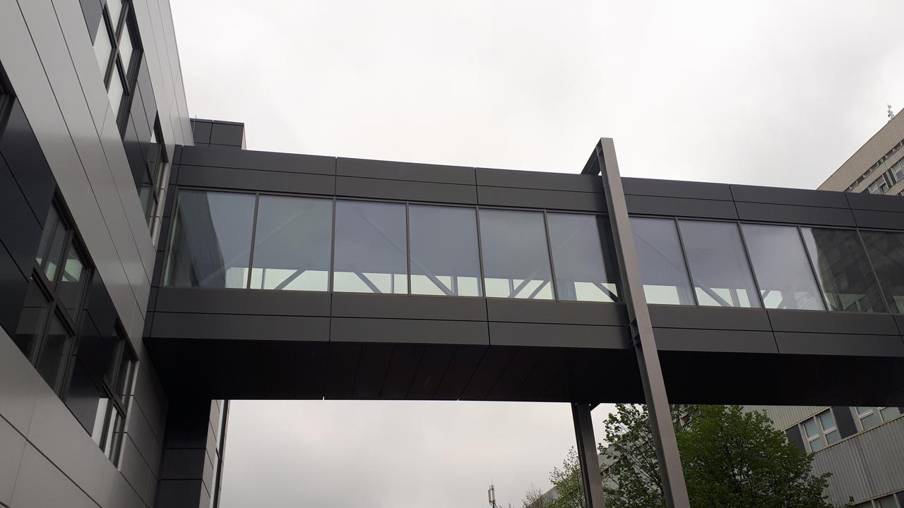 GEBÄUDEBRÜCKE IM RYDYGIER-KRANKENHAUS IN KRAKAU